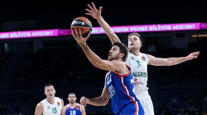Anadolu Efes'e evinde şok (ÖZET)