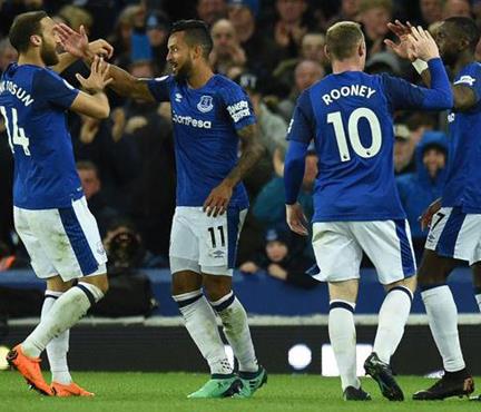 Cenk Tosun durdu, Walcott vurdu (ÖZET)