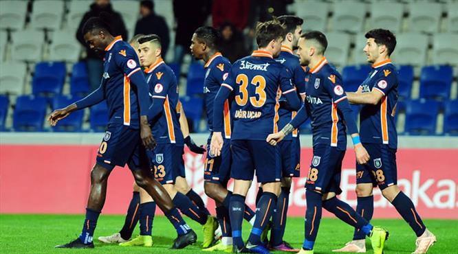 Medipol Başakşehir avantajı Adebayor'la kaptı