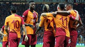 Aslan perdeyi evinde açıyor