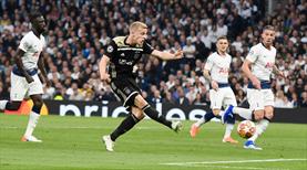 Ajax'a avantajı getiren gol Van de Beek'den