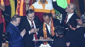 Kutlamalarda büyük sürpriz! Fatih Terim'den 5 yıllık imza