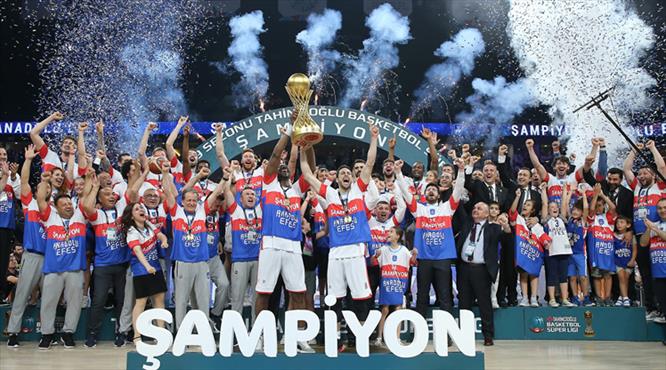 Anadolu Efes kupasını aldı (FOTO GALERİ)