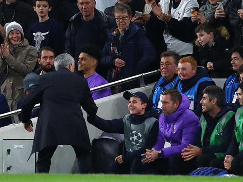 "Biz, transfer pazarında büyük transferler yapacak bir kulüp değiliz. Tranferdeki politikamız üst seviyede olacak, gelişim gösterecek ve ekonomik açıdan da uygun olacak. Bruno Fernandes'in transfer edilmesine kesinlikle hayır derdim çünkü Bruno bizim için olmayan bir seviye ve değere sahip."
