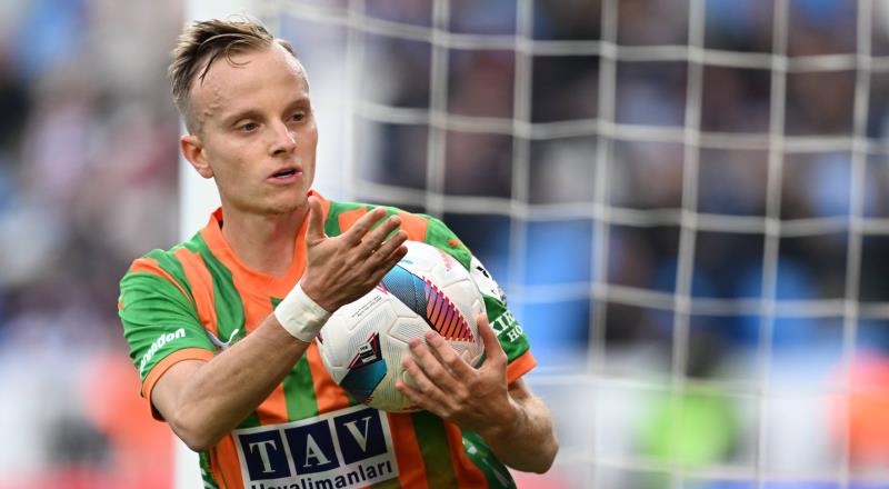 OPTA'nın verilerine göre: Sağ bek | Florent Hadergjonaj | Corendon Alanyaspor | Gol katkısı: 15 | İsabetli orta: 52 | Şut pası: 43 | RCS topla buluşma: 34 OPTA'nın verilerine göre: Sağ bek | Florent Hadergjonaj | Corendon Alanyaspor | Gol katkısı: 15 | İsabetli orta: 52 | Şut pası: 43 | RCS topla buluşma: 34