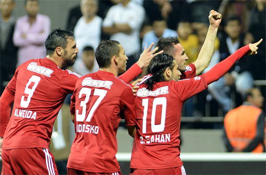 Kartal zincirlerini kırdı