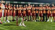 Aslan kupasını aldı pozunu verdi!