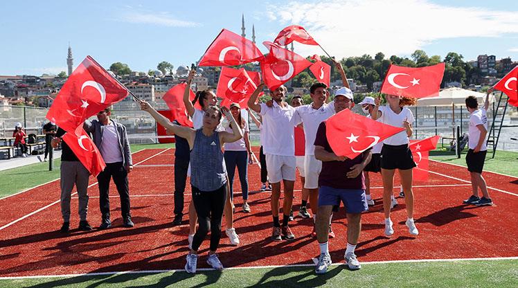 Haliç üzerinde tenis maçı düzenlendi