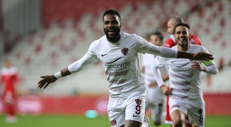 Aaron Boupendza imzayı attı!