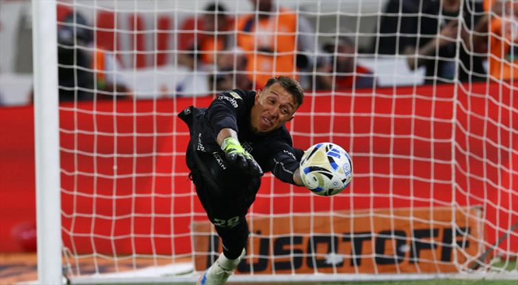 Muslera tarihe geçti! Tecrübeli eldiven, Arjantin'de ikinci kez şampiyon