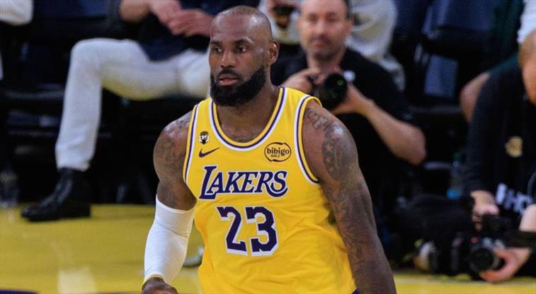 LeBron James, NBA'de Abdul-Jabbar'ı yakaladı