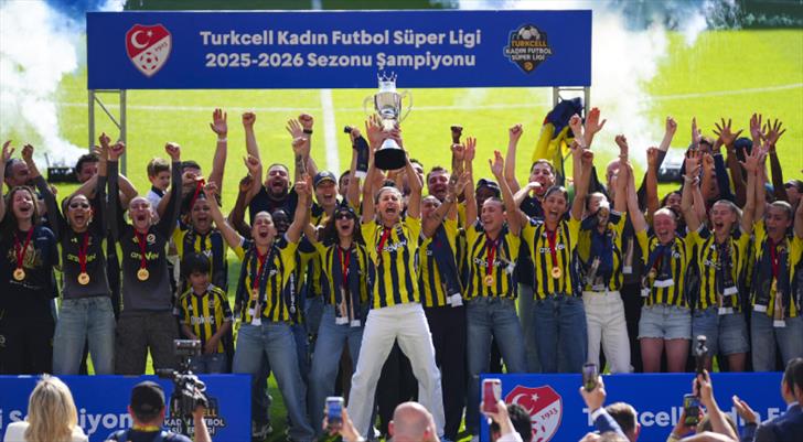 Fenerbahçe ArsaVev Kadın Futbol Takımı kupasına kavuştu