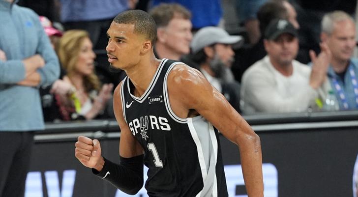 NBA'de Spurs, Thunder'ı devirdi! Seri son maça kaldı