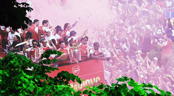 Arsenal 22 yıl sonra gelen şampiyonluğu kutladı!