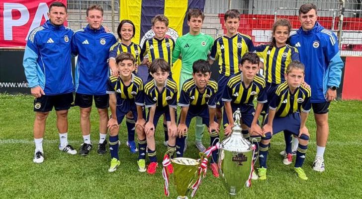 Fenerbahçe U12 Takımı, Almanya'da şampiyon oldu