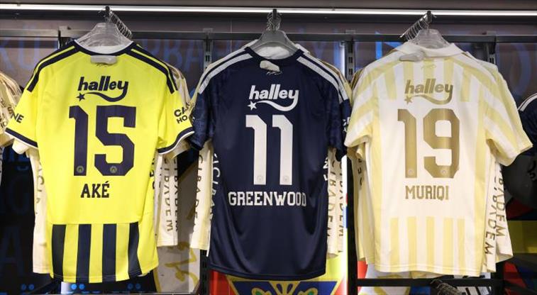 Fenerbahçe'de yeni transferlerin formaları satışa çıktı