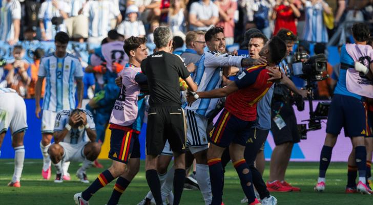 FIFA, Dünya Kupası final maçına ceza yağdırdı!
