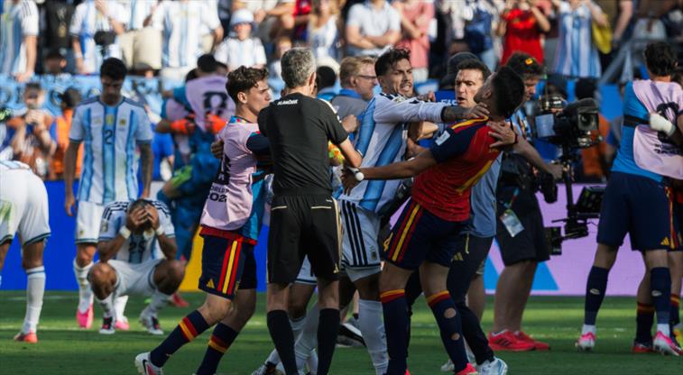 FIFA, Dünya Kupası final maçına ceza yağdırdı!