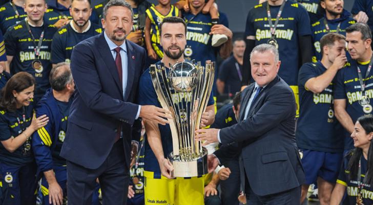 Bakan Bak'tan Fenerbahçe Tarfin'e tebrik