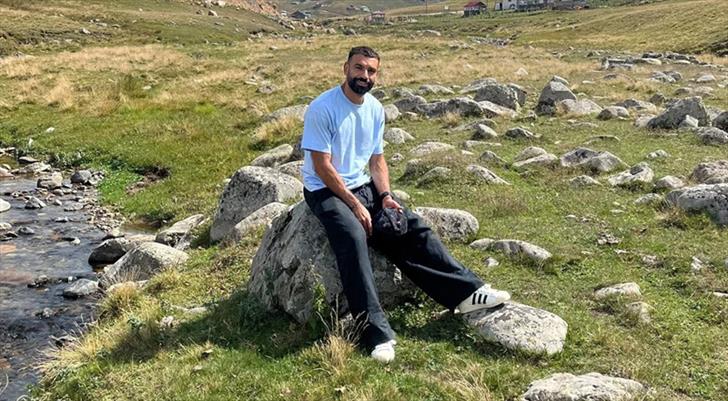 Salah'ın fotoğraf çektirdiği taşın yanına bank konuldu